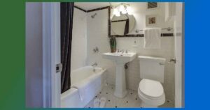 Съвременното обзавеждане за баня предлага решения, специално създадени за малки пространства — от компактни умивалници и тесни шкафове, до ъглови етажерки и мултифункционални мебели.