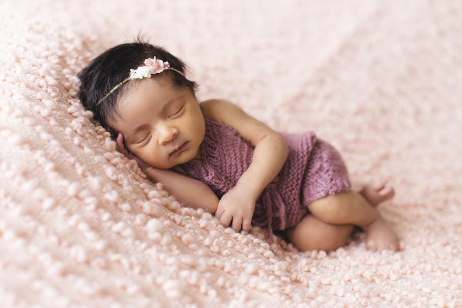 Illustration depicting a newborn baby inside a transparent amniotic sac, symbolizing an en caul birth.